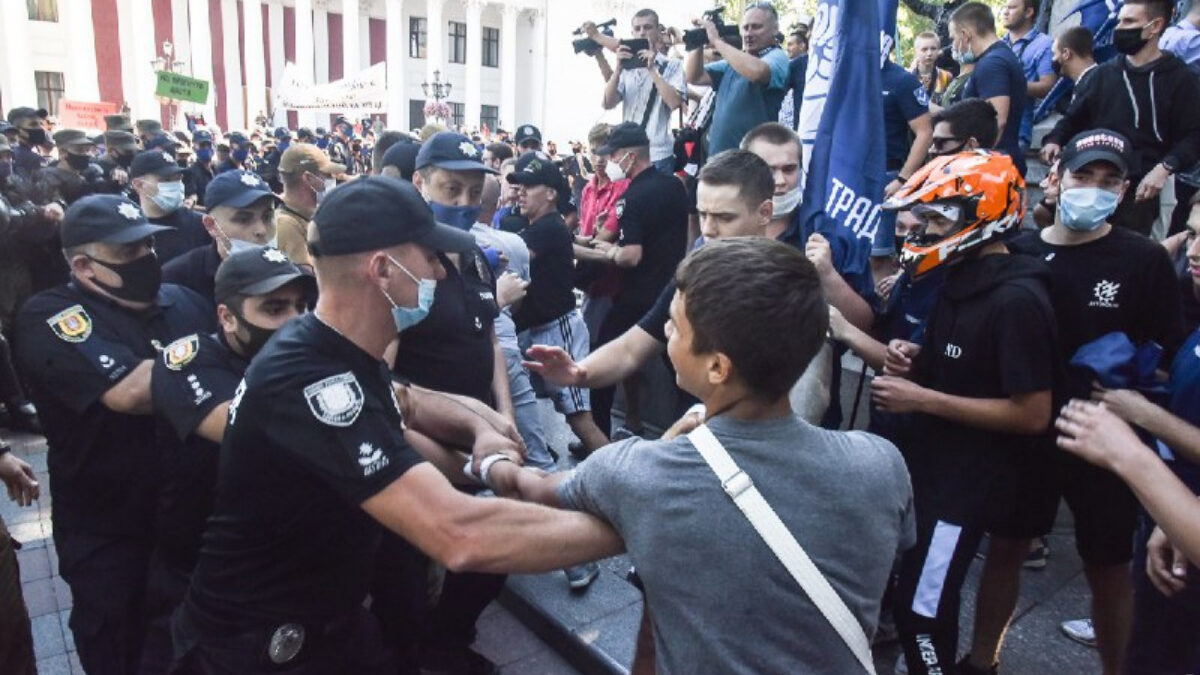 В центре Одессы произошла драка между националистами и представителями ЛГБТ-сообщества