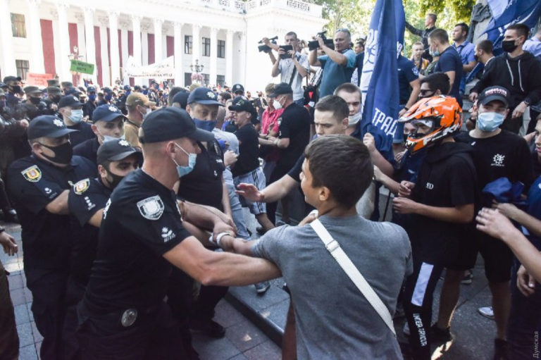 В центре Одессы произошла драка между националистами и представителями ЛГБТ-сообщества