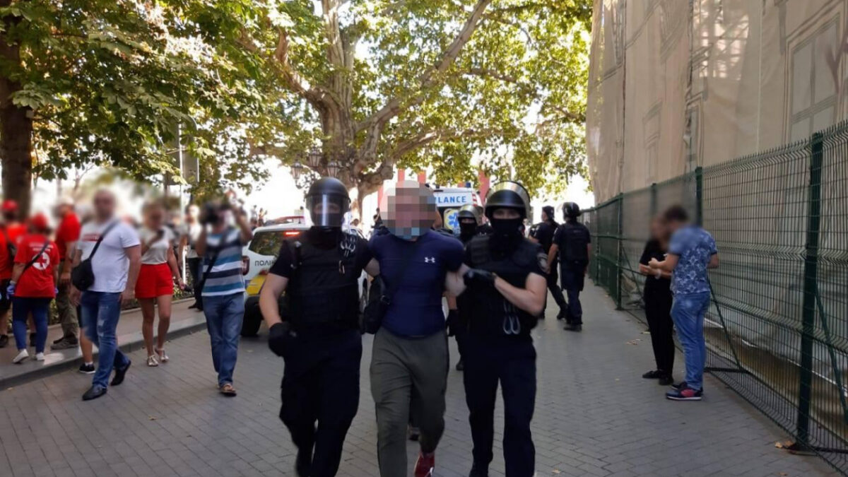 В результате драки между националистами и ЛГБТ-активистами задержаны 16 человек