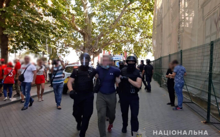 В результате драки между националистами и ЛГБТ-активистами задержаны 16 человек