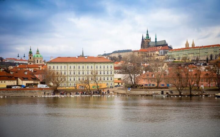 В рамках фестиваля ЛГБТ+ Prague Pride прошло лодочное шоу на Влтаве