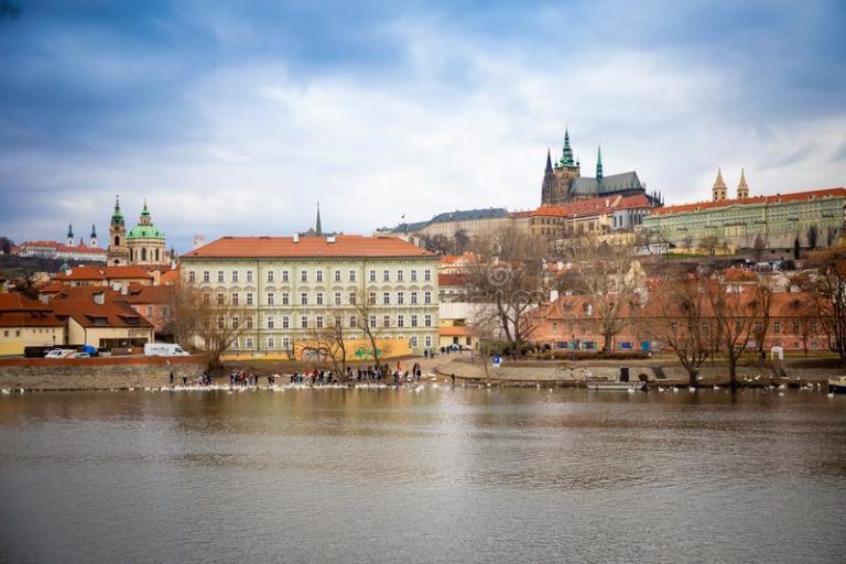 В рамках фестиваля ЛГБТ+ Prague Pride прошло лодочное шоу на Влтаве