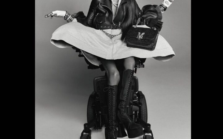 В новой кампании Moschino снялась трансгендерная модель в инвалидном кресле Аарон Филип
