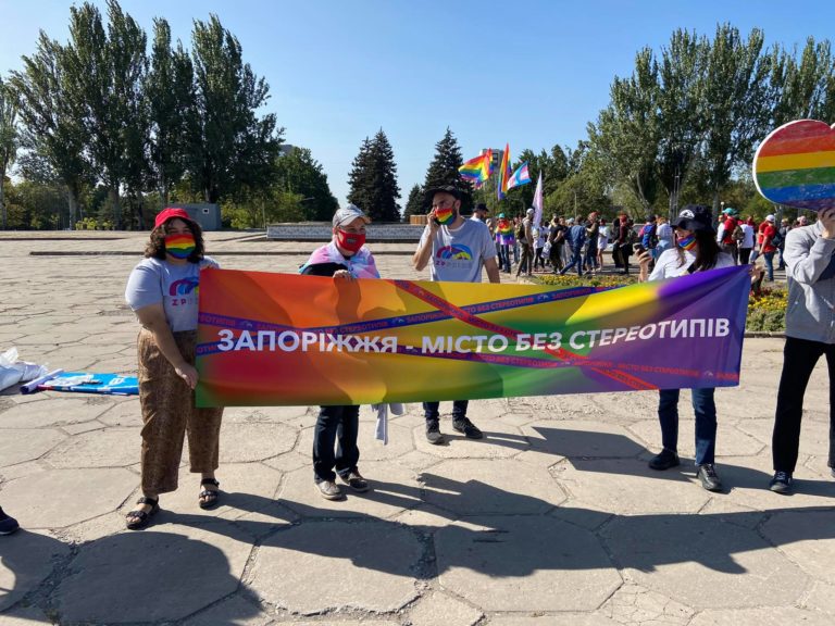 Ограждение и толпы полиции: в Запорожье стартует ЛГБТ-марш