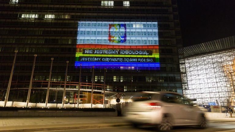 В Брюсселе герб Польши раскрасили в цвета флага ЛГБТ-сообщества