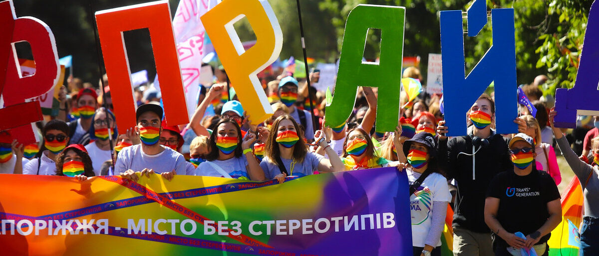 Полтысячи участников, флаг на дроне и вооруженный провокатор: как в Запорожье прошел первый ЛГБТ-прайд