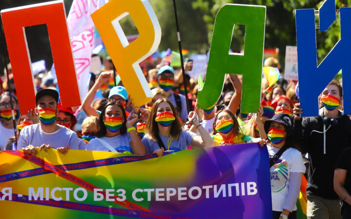 Полтысячи участников, флаг на дроне и вооруженный провокатор: как в Запорожье прошел первый ЛГБТ-прайд