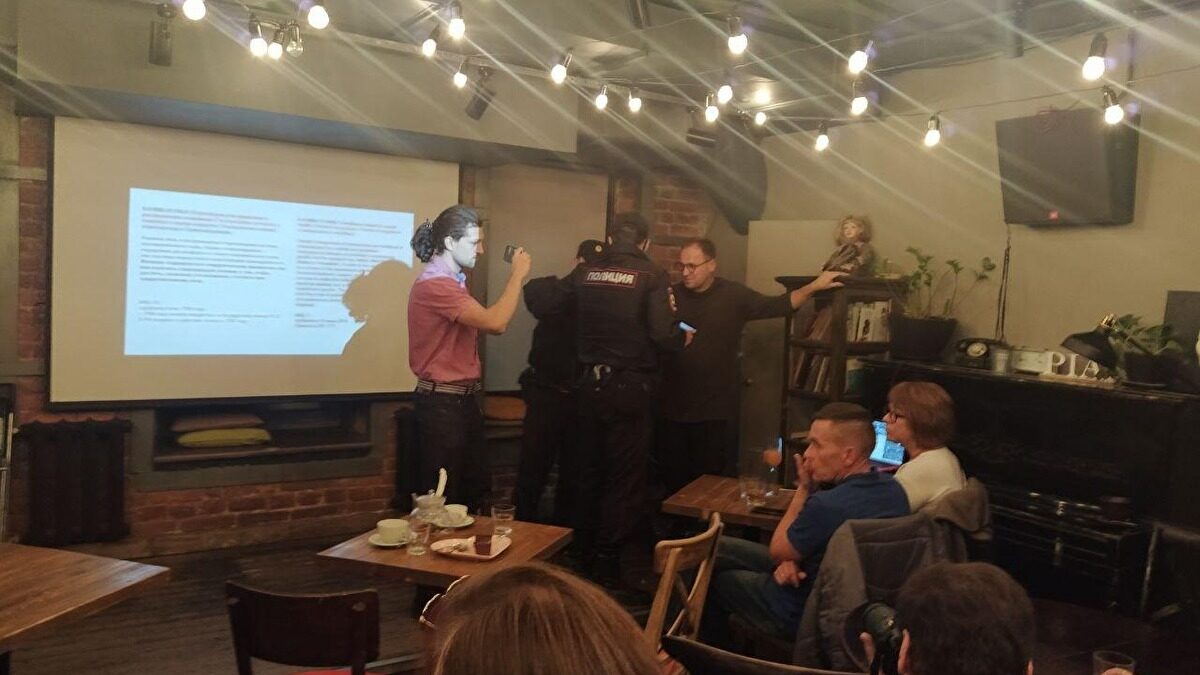 Встречу политических активистов в Питере прервала полиция из-за жалобы на пропаганду ЛГБТ
