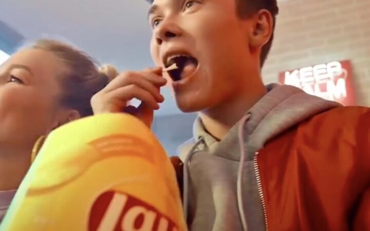 В России рекламу Lay’s с блогером Володей XXL удалили из Instagram – теперь от производителя чипсов требуют извинений