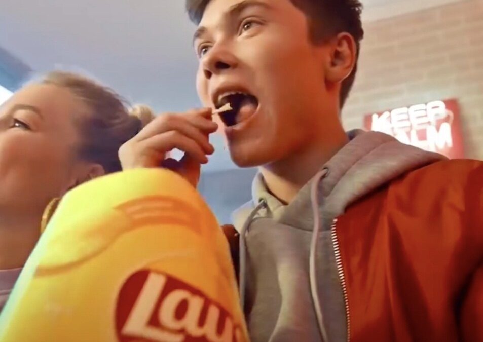 В России рекламу Lay’s с блогером Володей XXL удалили из Instagram – теперь от производителя чипсов требуют извинений