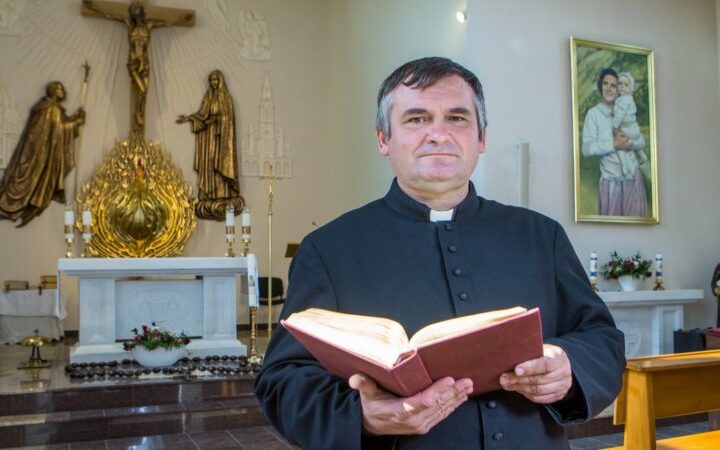 Католический священник рассуждает об ЛГБТ, о гендерном равенстве и секспросвещении — спецпроект