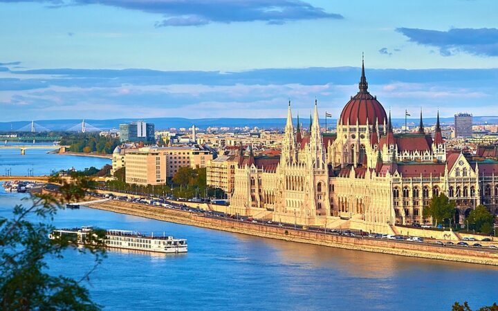 В Конституции Венгрии хотят закрепить христианские гендерные роли. Из-за этого ЛГБТ-пары не смогут усыновлять детей