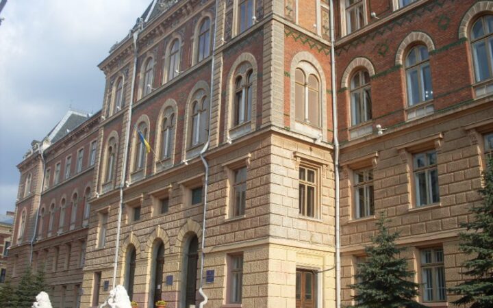 Черновицкий облсовет победил в суде по делу “о защите института семьи”