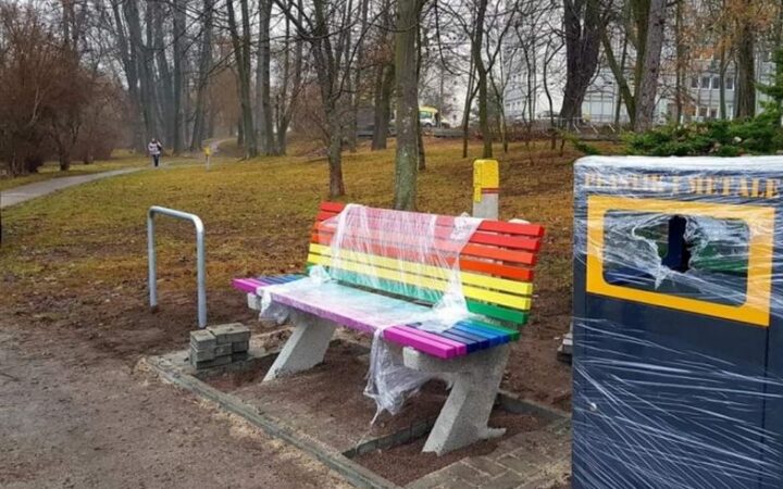 В Польше появились скамейки, раскрашенные в цвета флага ЛГБТ