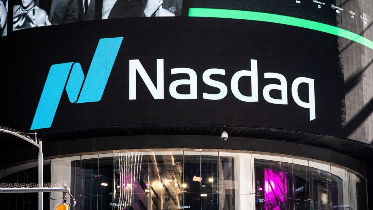 Главная технологическая биржа мира Nasdaq обяжет включать в совет директоров женщину, афроамериканца или ЛГБТ- представителя