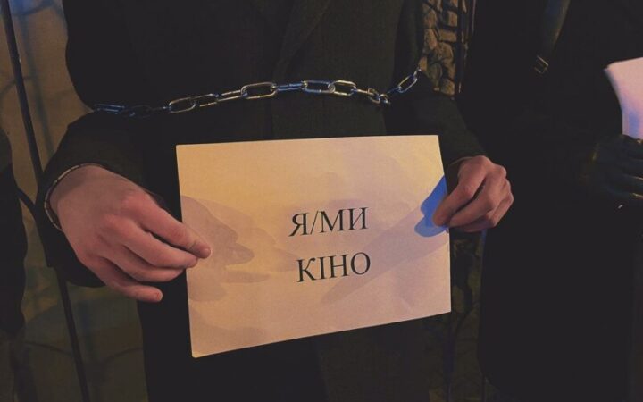 В Харькове праворадикал приковал себя цепью к двери комьюнити-центра для ЛГБТ