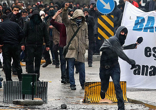 Власти Турции против студентов: “Террористы и извращенцы”
