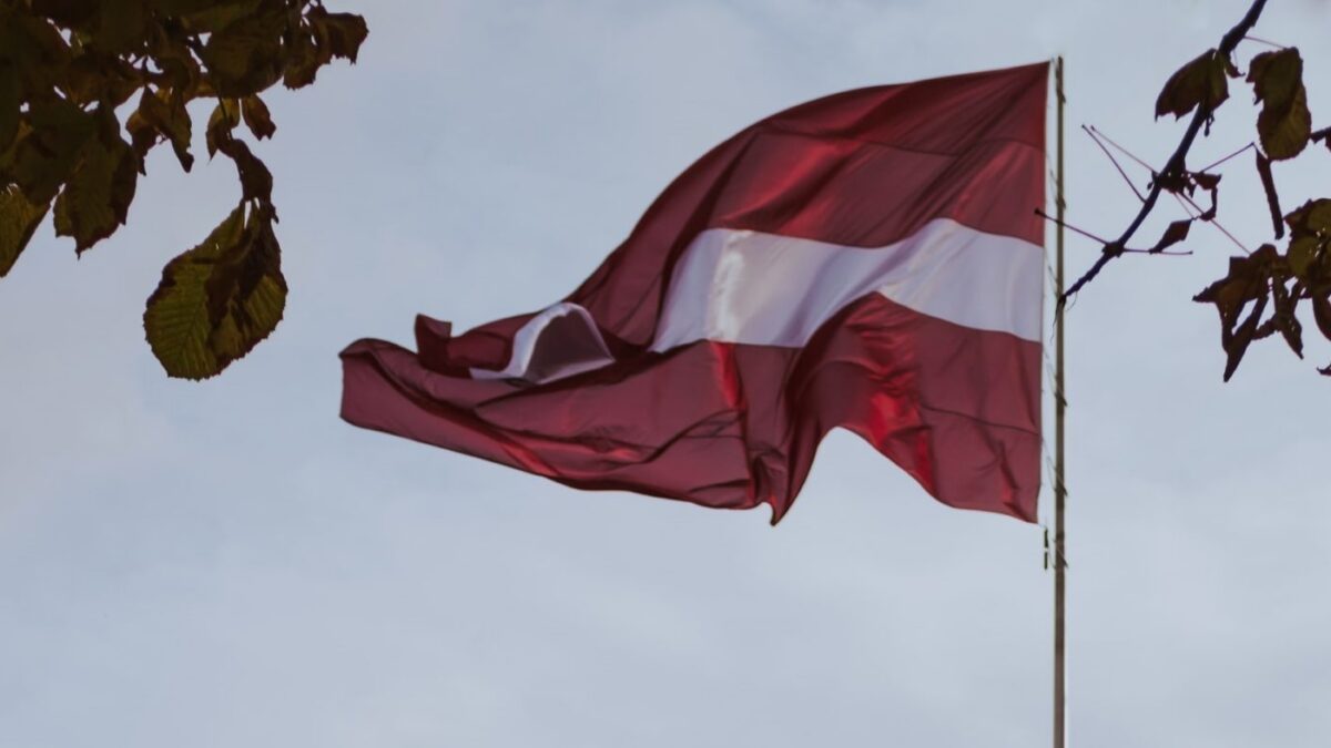 Парламент Латвии предложил определить брак как союз мужчины и женщины и внести поправки в Конституцию