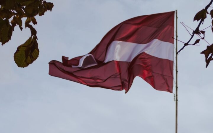 Парламент Латвии предложил определить брак как союз мужчины и женщины и внести поправки в Конституцию