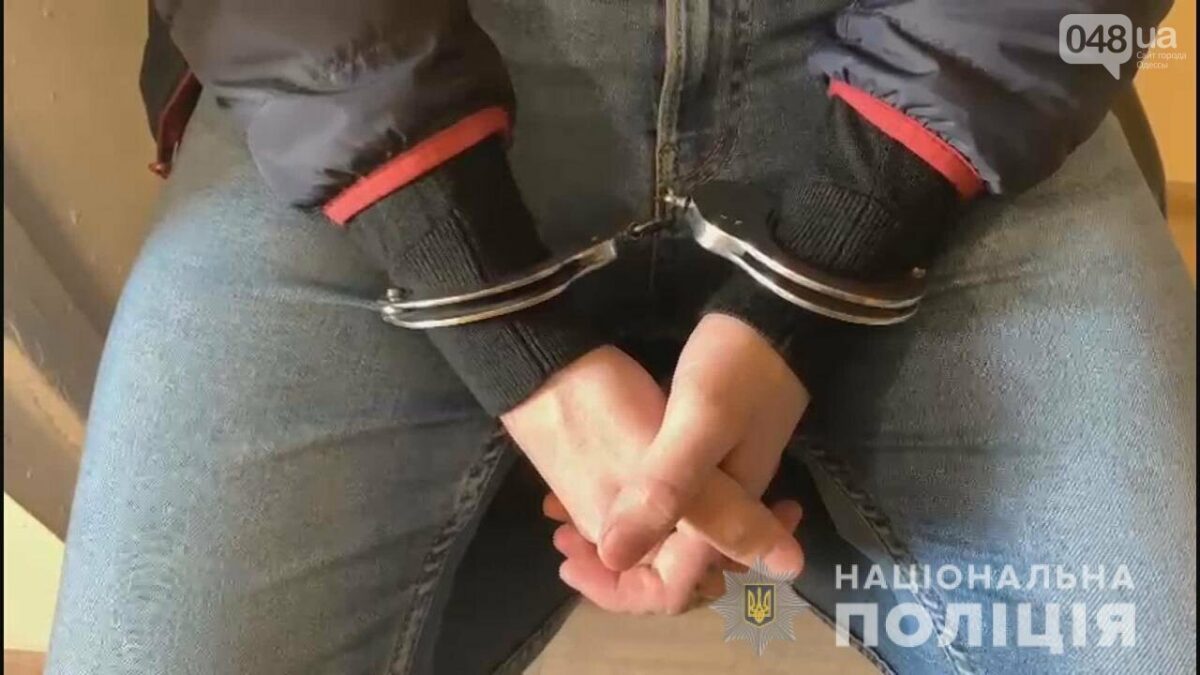 Соблазняли и грабили: в Одессе банда разбойников, в которую входил полицейский, заманивала представителей ЛГБТ