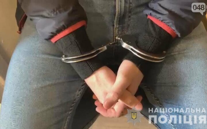 Соблазняли и грабили: в Одессе банда разбойников, в которую входил полицейский, заманивала представителей ЛГБТ