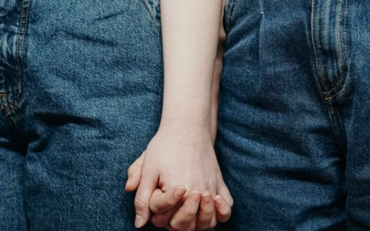 “Уже не хлопнешь дверью”: как ЛГБТ строят семью в Мариуполе