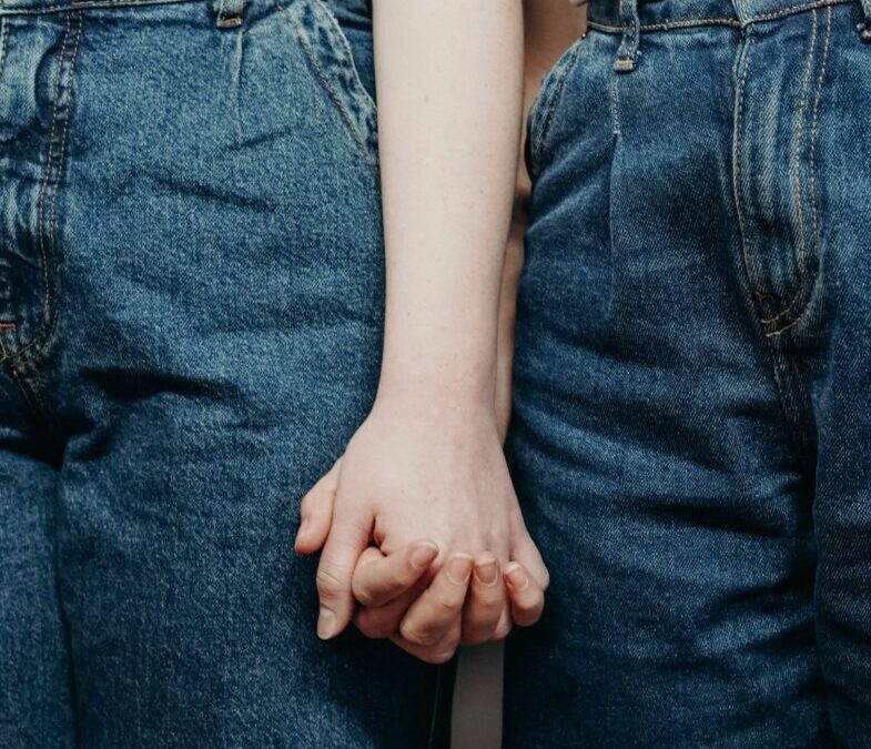 “Уже не хлопнешь дверью”: как ЛГБТ строят семью в Мариуполе