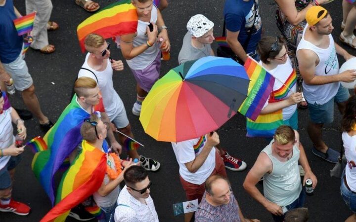 Польша хочет запретить геям усыновлять детей