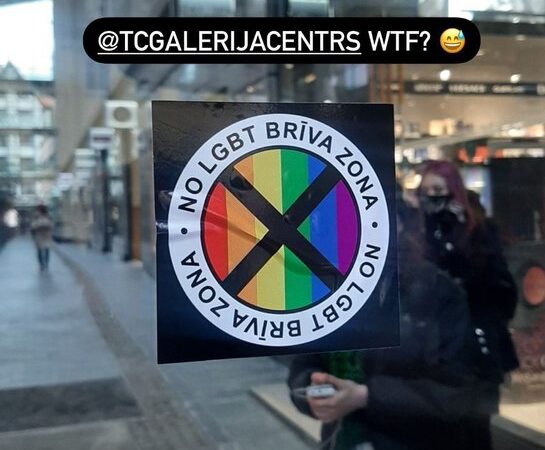 ТЦ Galerija Centrs в Риге обратилось в полицию из-за появившейся на стене наклейки No LGBT brīva zona