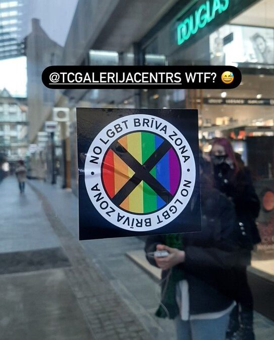ТЦ Galerija Centrs в Риге обратилось в полицию из-за появившейся на стене наклейки No LGBT brīva zona