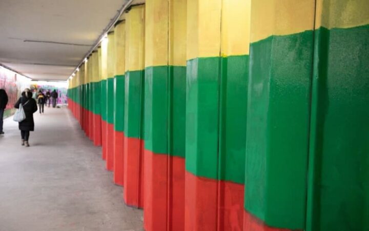 «Цветная революция» в переходе. В Вильнюсе власти борются с ЛГБТ- граффити, закрашивая его в цвета национального флага