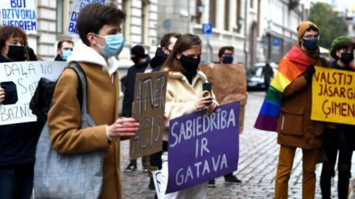 Латвийский суд принял новое решение в пользу однополых пар