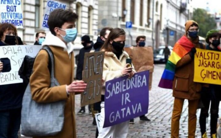Латвийский суд принял новое решение в пользу однополых пар