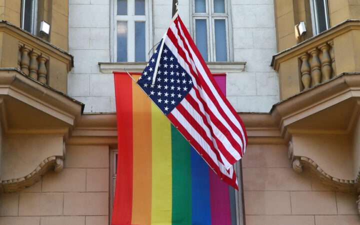 Посольствам США вновь разрешили вывешивать ЛГБТ-флаг вместе с американским