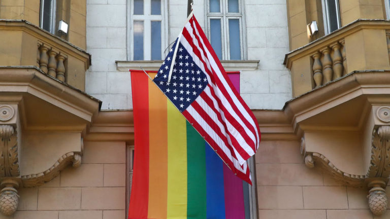 Посольствам США вновь разрешили вывешивать ЛГБТ-флаг вместе с американским
