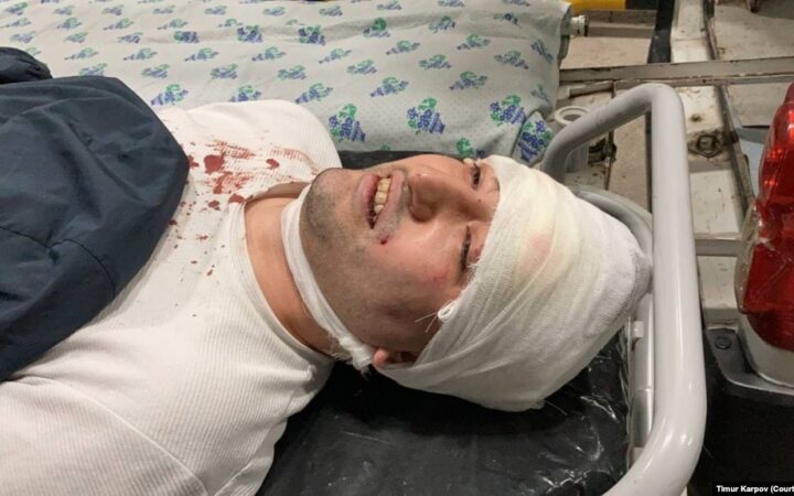 В Ташкенте в квартирах избитого блогера Базарова и его матери прошли обыски. Его друзей допрашивают на тему ЛГБТ