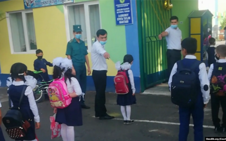 В одной из школ Ташкента в качестве борьбы с ЛГБТ измеряли длину носков учеников