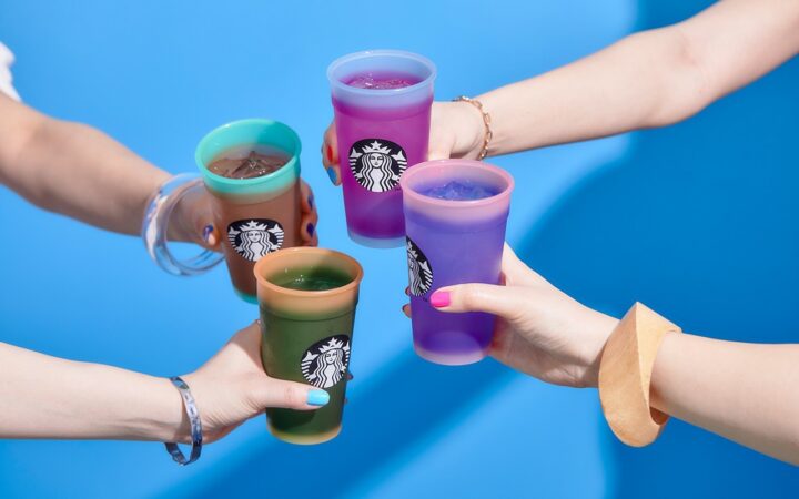 Японский филиал Starbucks выпустил цветные стаканы в поддержку ЛГБТ-комьюнити