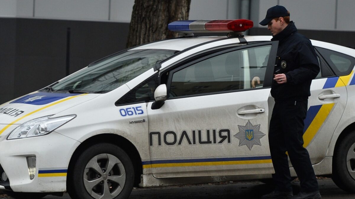 “Я тебе голову сломаю”: в Киеве мужчина угрожал людям ножом, но копы не стали его задерживать