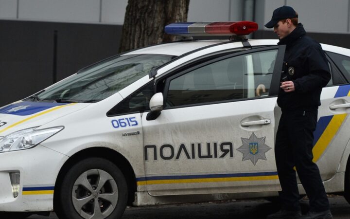 “Я тебе голову сломаю”: в Киеве мужчина угрожал людям ножом, но копы не стали его задерживать