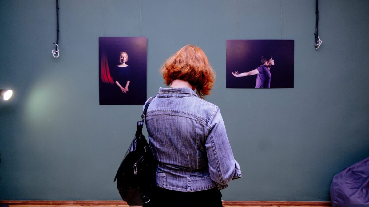 Невидимые. В Черновцах открыли фотовыставку, которая знакомит с жизнью представителей и представительниц ЛГБТ-сообщества города