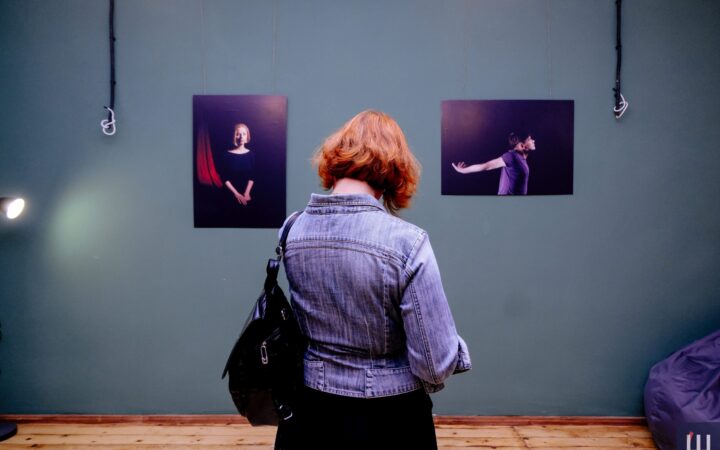 Невидимые. В Черновцах открыли фотовыставку, которая знакомит с жизнью представителей и представительниц ЛГБТ-сообщества города