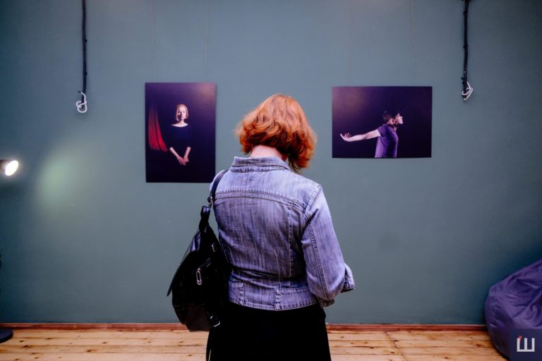 Невидимые. В Черновцах открыли фотовыставку, которая знакомит с жизнью представителей и представительниц ЛГБТ-сообщества города