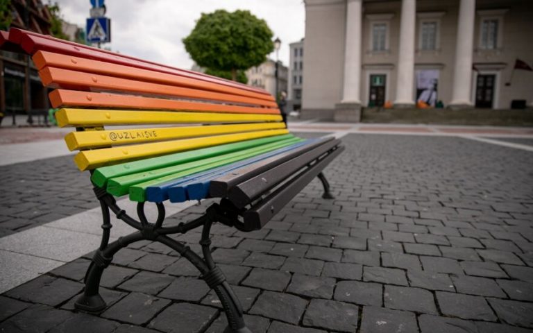 Литовская Фракция Партии свободы подарила Вильнюсу радужную скамейку