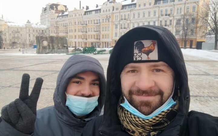 Сосед угрожал ножом: полиция открыла производство по факту нападения на гей-пару