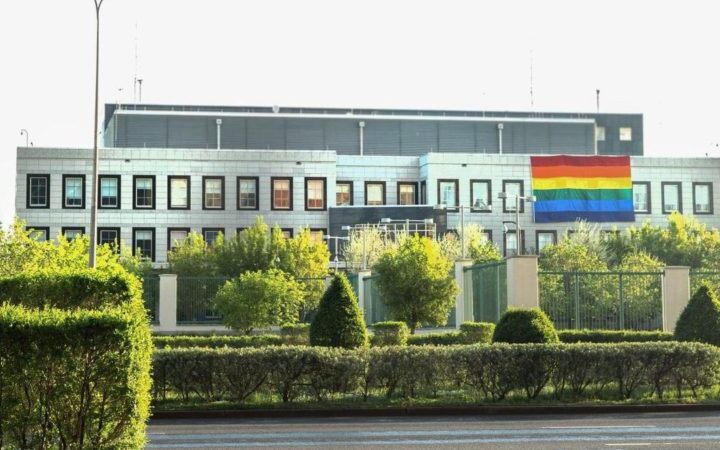 Радужный флаг на здании посольства США в Нур-Султане взорвал казахстанские соцсети