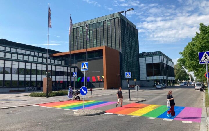 В Турку, Финляндия, нарисовали пешеходный переход в цветах радуги – в Финляндии это пока редкость