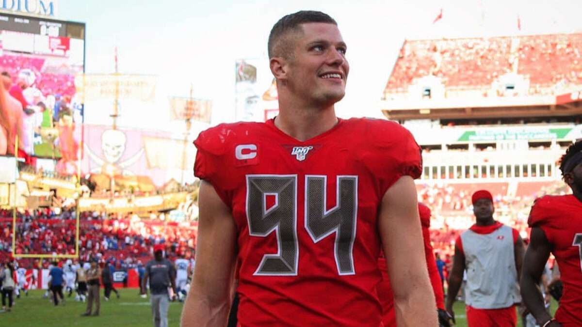 Футболки с фамилией первого футболиста-гея из NFL возглавили топ продаж
