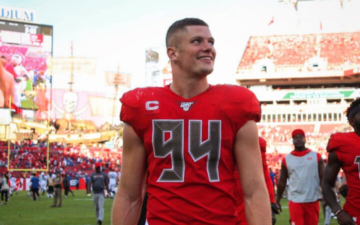 Футболки с фамилией первого футболиста-гея из NFL возглавили топ продаж