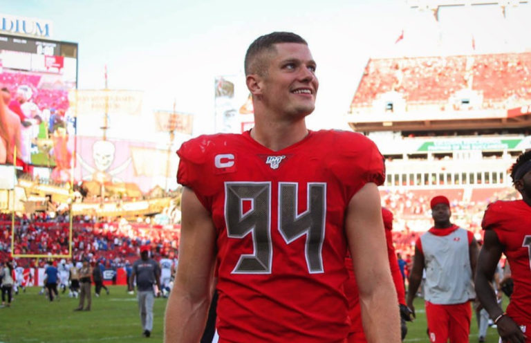 Футболки с фамилией первого футболиста-гея из NFL возглавили топ продаж